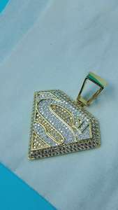 Colgante Escudo de Superman de Lujo con Moissanita Iced Out, Plata 925 Bañada en Oro de 18K, Corte Brillante Redondo, Amuleto Temático Unisex - Product Image 4