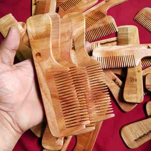 Peigne en bois de Neem naturel à dents fines pour un fini lisse des cheveux, prix de gros - Product Image 1