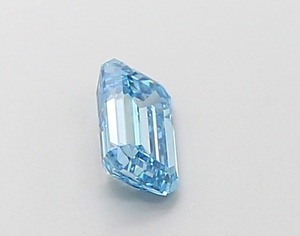 Diamant CVD bleu vif fantaisie taille émeraude de 0,56 carat, clarté VS1, excellente taille, pierre précieuse cultivée en laboratoire pour la création de bijoux fins - Product Image 4