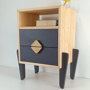 Mesita de noche de madera de mango con cajón doble y estante abierto Diseño moderno de dos tonos Perfecto para la decoración del dormitorio y la sala de estar - Product Image 1