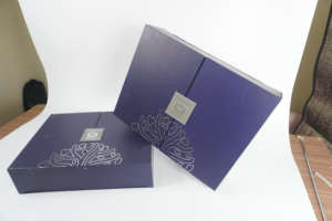 Boîtes de papier cadeau de luxe avec revêtement en éponge UV Stratification brillante/mate pour la présentation de cadeaux de qualité supérieure - Product Image 5