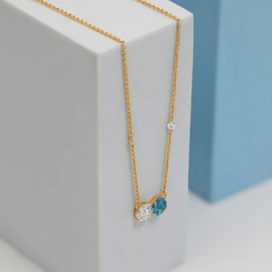 Collar con Medallón Doble de Piedra Azul y Diamantes con Diseño Floral en Contraste - Product Image 4