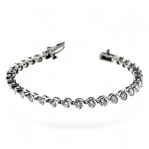 Bracelet tennis élégant en platine avec diamants ronds sertis demi-cerclés - Product Image 1