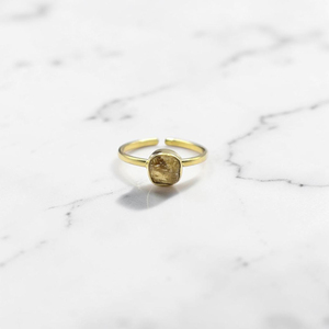 Bague en laiton avec citrine brute faite à la main, pierre naturelle, ajustable, style minimaliste bohème, bijoux pour femme, pierre de naissance. - Product Image 1