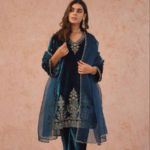 Ensemble de fête vintage haut de gamme en velours de viscose lourd avec broderie Zari et dupatta - Product Image 1