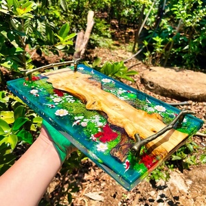 Plateau à fromages et charcuterie en bois et résine, personnalisé, écologique, modelé à la main, motif Poisson Koi de la rivière verte, plateau bassin à Koi - Product Image 1