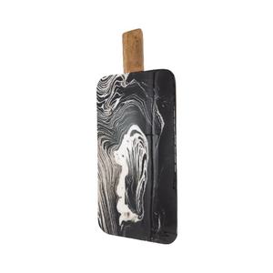 Planche à découper rectangulaire en bois artisanale avec motif quadrillé noir et poignée en bois pour la cuisine - Product Image 2