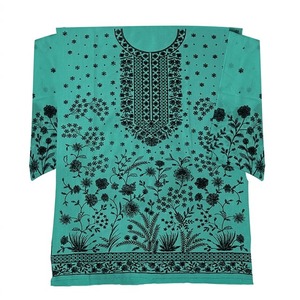Chemise et dupatta en soie brute non cousue, imprimée et brodée à motifs floraux - Style anglais, coupe ample, taille naturelle - Product Image 5