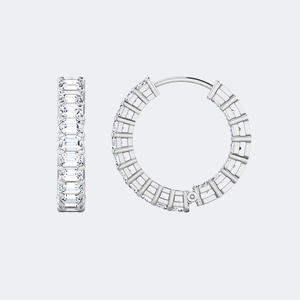 Boucles d'oreilles créoles en or 9 carats avec diamants taille émeraude sertis en canal, 3,60 carats au total - Product Image 5