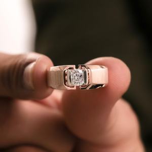 Anillo clásico de moissanita de 5 mm con corte redondo y banda ancha para hombre, plata de ley 925, joyería fina, regalo sorpresa de aniversario para un amigo - Product Image 1