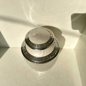 Venta al por mayor de urnas de cremación de color blanco perla para cenizas humanas con urnas de cremación de aluminio grabadas personalizadas para cenizas de adultos masculinos y femeninos - Product Image 6