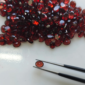 Granat rouge naturel 5x4MM, coupe ovale, pierre précieuse de qualité supérieure pour la fabrication de bijoux - Product Image 1