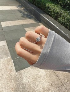 Anillo de Compromiso de Lujo Drop Halo con Moissanita en Engaste Micro Pavé, Plata 925 para Mujer - Product Image 4