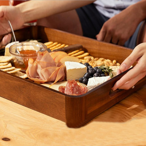 Plateau en bois d'acacia naturel avec poignées découpées pour servir des aliments, du thé, du café ou des collations, idéal pour la cuisine de chevet ou la table de vie - Product Image 5