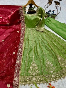 Robe Anarkali en soie de créateur pour femmes, avec broderies et sequins, disponible au prix export. - Product Image 2