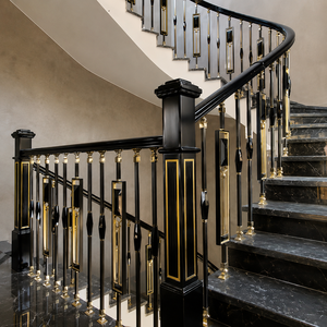 Rampe d'escalier de luxe noire et or avec un design élégant et courbé et des marches en marbre poli pour une décoration intérieure moderne - Product Image 2