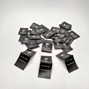 Matériau recyclé Ruban de satin noir Impressions blanches Étiquette principale de lavage de soin de haute qualité avec logo de marque Nom Étiquette de vêtement - Product Image 1