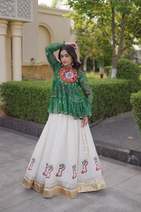 Lehenga Choli brodé vert avec jupe blanche et design indien traditionnel pour femmes, tenue de mariage - Product Image 4