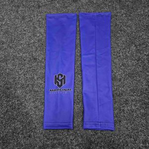 Manchons de compression sportifs unisexes personnalisés pour le football américain – Écoresponsables, respirants, en Spandex/Polyester, couleurs et logo d'équipe personnalisables - Product Image 1