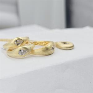 Anillo de Eternidad Clásico Hecho a Medida, Chapado en Oro de 18K, Plata de Ley, Acabado Satinado Mate, Engaste de Circonitas en Forma de Pera - Product Image 6