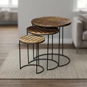 Ensemble de 3 tables gigognes modernes en fer et bois peintes, plateau rond en bois à motif damier, structure en métal noir, meubles de salon - Product Image 3