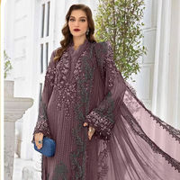 Le luxe dans chaque détail : élégant shalwar kameez en organza brodé à la main avec un bas et une doublure en santoon de qualité supérieure.