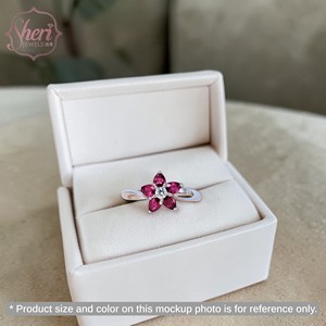 [เชอรี จิวเวลส์] แหวนทองคำขาว 18K รูปดาว ประดับทับทิมทรงลูกแพร์ธรรมชาติและเพชรทรงกลมเจียระไนแบบเหลี่ยม สำหรับผู้หญิง เหมาะเป็นของขวัญสำหรับงานปาร์ตี้ - Product Image 3