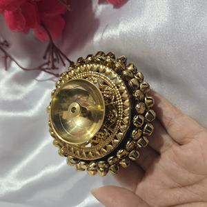 Diya de Latón Dorado Hecha a Mano con Borde Ornamentado Ghungroo, Lámpara de Aceite Tradicional para Pooja, Decoración Festiva para el Hogar o Templo - Product Image 1