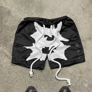Shorts de Playa para Hombre en Poliéster Negro con Aplique Blanco de Logo de Murciélago, Cintura con Cordón Ajustable, Estilo Urbano, Secado Rápido - Product Image 3