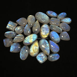 Venta al por mayor ARHAN GEMS Natural Rainbow Moonstone cabujón hecho a mano azul piedra preciosa de forma mixta tamaño Rajasthan para la fabricación de joyas - Product Image 1
