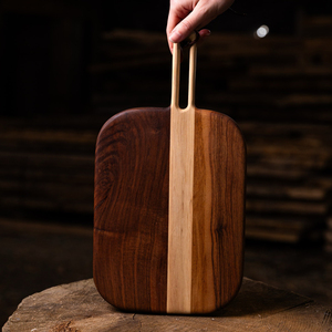 Superbe planche à découper en bois de noyer, présentant un design rayé contrastant en bois clair et foncé avec une poignée intégrée. - Product Image 3