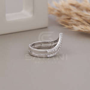 Anillo Chevron Doble V de Oro Sólido de 18K para Mujer, Minimalista, Apilable, con Logotipo Personalizado - Product Image 5