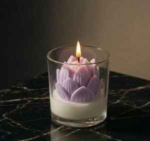 Bougie en verre de soja Lotus Flower Clean Burn Easy Return, décoration personnalisée pour la maison, cadeaux d'invitation de baptême, prix de gros - Product Image 1