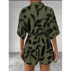 Combinaison ceinturée à imprimé feuilles vert olive pour femme – Combinaison d'été décontractée à col en V et manches courtes - Product Image 2