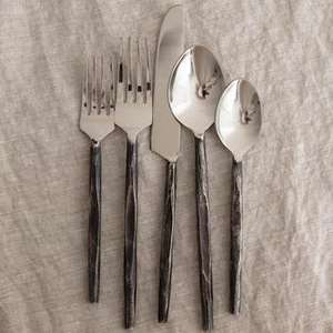Ensemble de 5 couverts en acier inoxydable modernes fabriqués à la main avec poignées noires martelées Style américain écologique en argenterie - Product Image 6