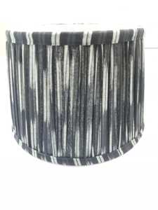 Abat-jour plissé Empire très demandé en tissu lin Anna pour lampe de chevet ou de bureau, avec douilles E27 et anneaux de fixation inférieurs. - Product Image 1