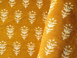 ผ้าฝ้ายพิมพ์ลายด้วยมือ สีเหลืองมัสตาร์ดพื้นขาวลายบูตะ ผ้าทอมือจากอินเดีย ลายดอกไม้แบบมินิมอล - Product Image 2