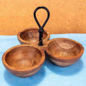 Bol à collation rustique en bois à 3 compartiments avec poignée en métal noir, plateau de service durable en acacia pour noix, sauces et traiteur de luxe - Product Image 1