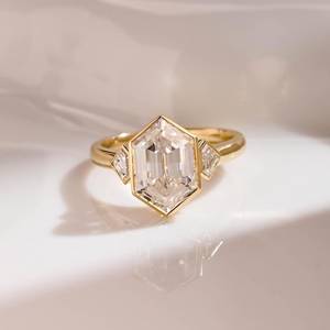 Anillo de compromiso de 2.52 CT con corte hexagonal, cultivado en laboratorio, con engaste de bisel y tres piedras, para mujer, de oro macizo de 14K, para regalo de promesa nupcial. - Product Image 1