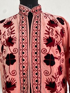 เสื้อแจ็คเก็ตกำมะหยี่สีชมพูสุดหรู ทรงครอป พร้อมลวดลายดอกไม้ซูซานีอันประณีต  แบบเอธนิค แขนยาวเต็มตัว ดีไซน์เนอร์โค้ท - Product Image 4