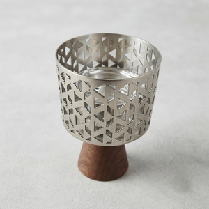 Quemador de incienso moderno de madera con una elegante pantalla metálica geométrica, perfecto para crear un ambiente relajante en cualquier habitación. - Product Image 3