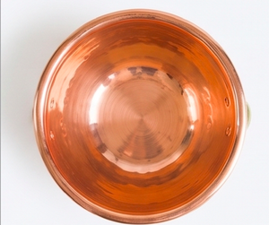 Bol rond en cuivre poli, fait main, en métal, pour servir les aliments et usage domestique, design vintage avec poignée en anneau. - Product Image 2