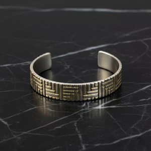 Bracelet manchette géométrique bicolore en laiton et argent – Bracelet jonc gravé à la main avec motif clé grecque et labyrinthe - Product Image 2