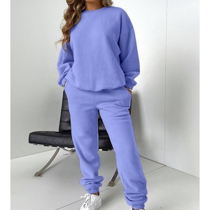 Conjunto de 2 piezas de invierno 2022 con logotipo personalizado de algodón y forro polar para mujer, conjunto informal de cuello redondo y pantalones de chándal para mujer - Product Image 5