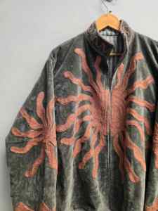 Veste Suzani en velours anthracite pour femme, broderie artisanale motif soleil en cuivre, style bohème ethnique, manteau réversible d'automne, vente en gros, créateur - Product Image 5