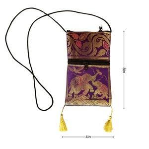 Sac à bandoulière pour téléphone portable en tissu Banarasi violet, disponible à un prix abordable en provenance d'Inde - Product Image 3