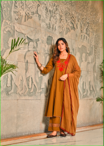 ชุดคุรตะผ้าฝ้ายอานาร์กาลีสีน้ำตาลคาราเมลประดับด้วยงานปัก พร้อมผ้าคลุมไหล่ - Product Image 5