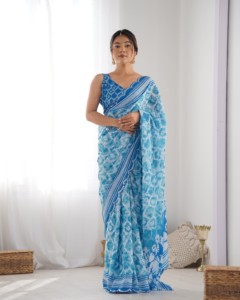Sari de chinnon pesado con estampado digital azul y diseño floral para mujer, ideal para bodas, con hermoso trabajo de estampado y espejos estilo Kutchi. - Product Image 2
