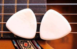 Lot de 2 plectres en os de buffle - Forme triangulaire traditionnelle de 2 mm - Sensation et sonorité terreuses - Guitare acoustique, mandoline, ukulélé - Product Image 4
