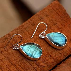 Boucles d'oreilles pendantes en labradorite naturelle en forme de poire, en argent sterling 925, faites à la main, avec éclat bleu, vente en gros - Product Image 1